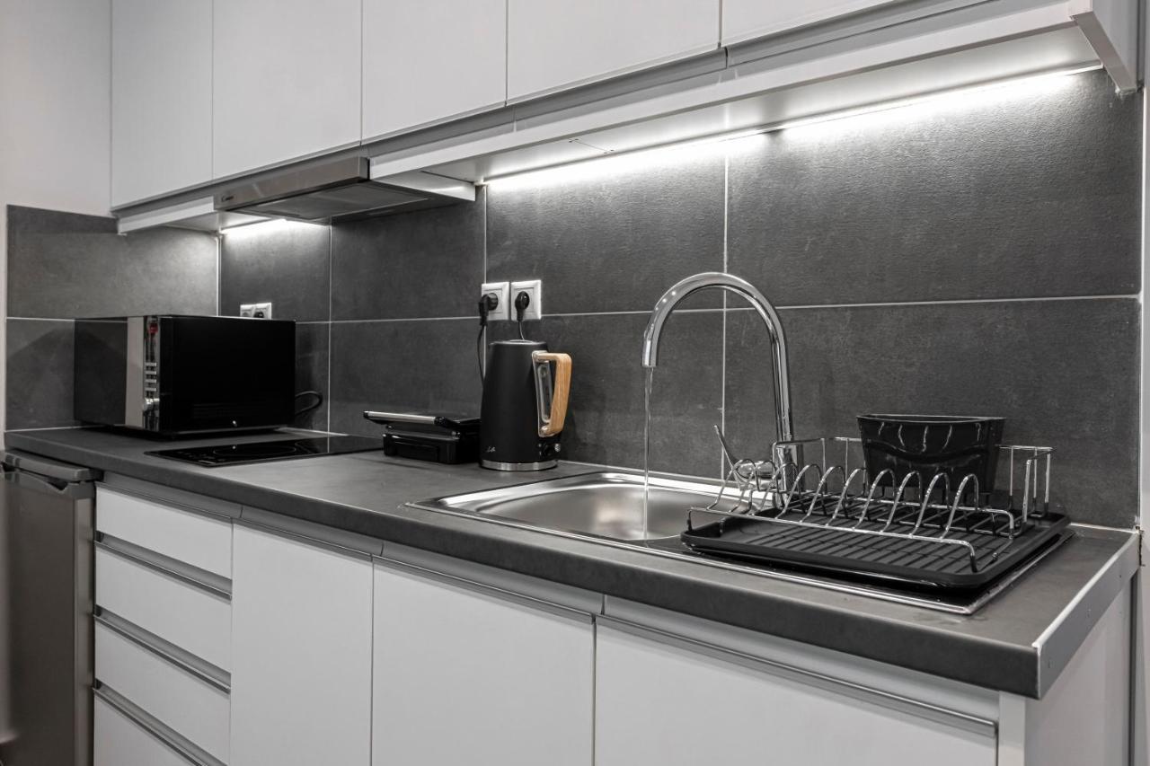 Phaedrus Living: City Center Luxury Flat Loukianou Атина Екстериор снимка