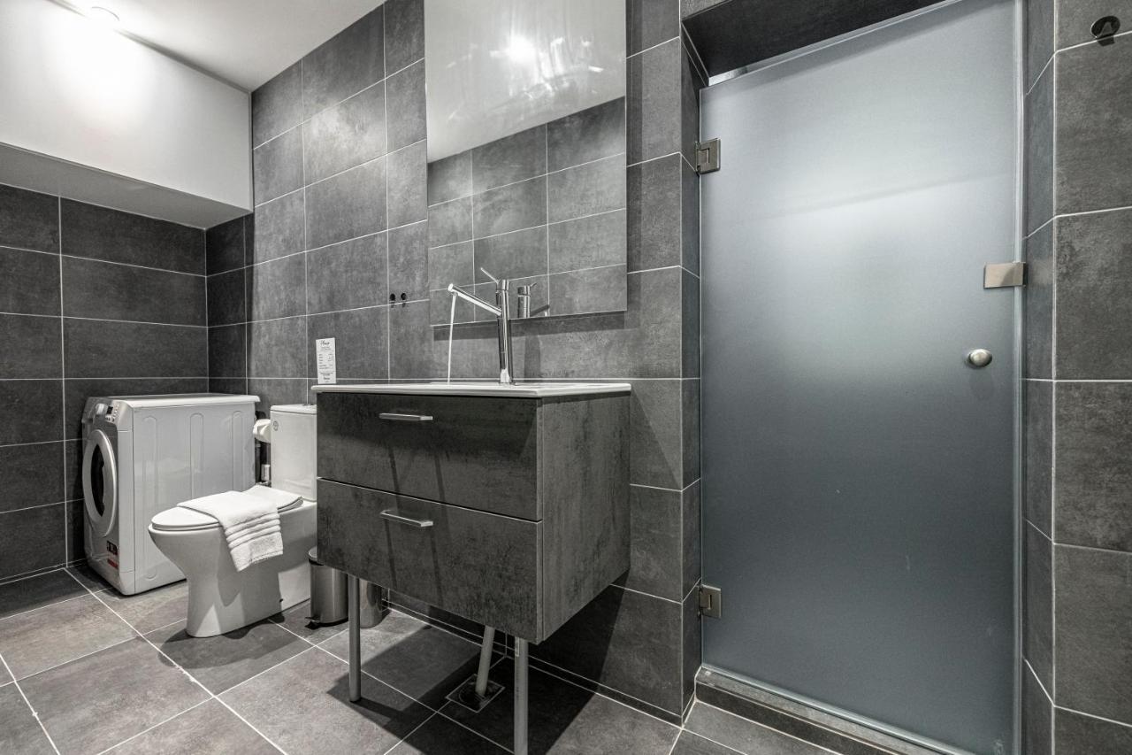 Phaedrus Living: City Center Luxury Flat Loukianou Атина Екстериор снимка